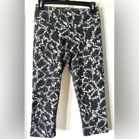 Nike Capri Leggings - Picture 2 of 4